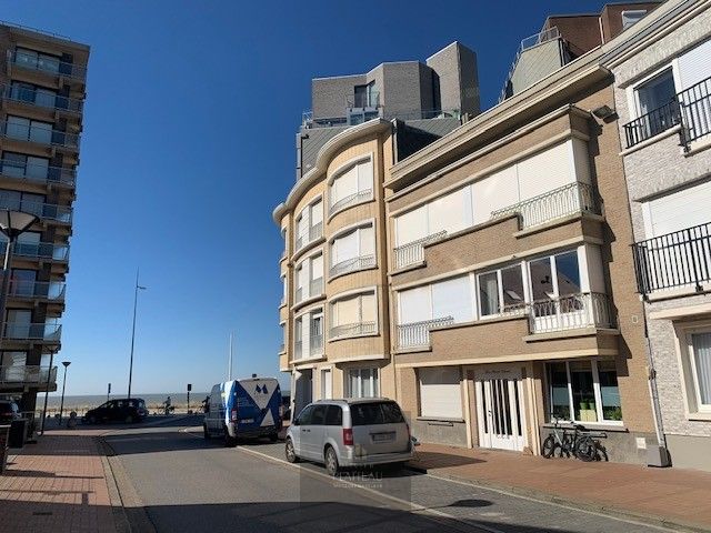 Te renoveren appartement met één slaapkamer op 20m van zee te Westende. foto 2