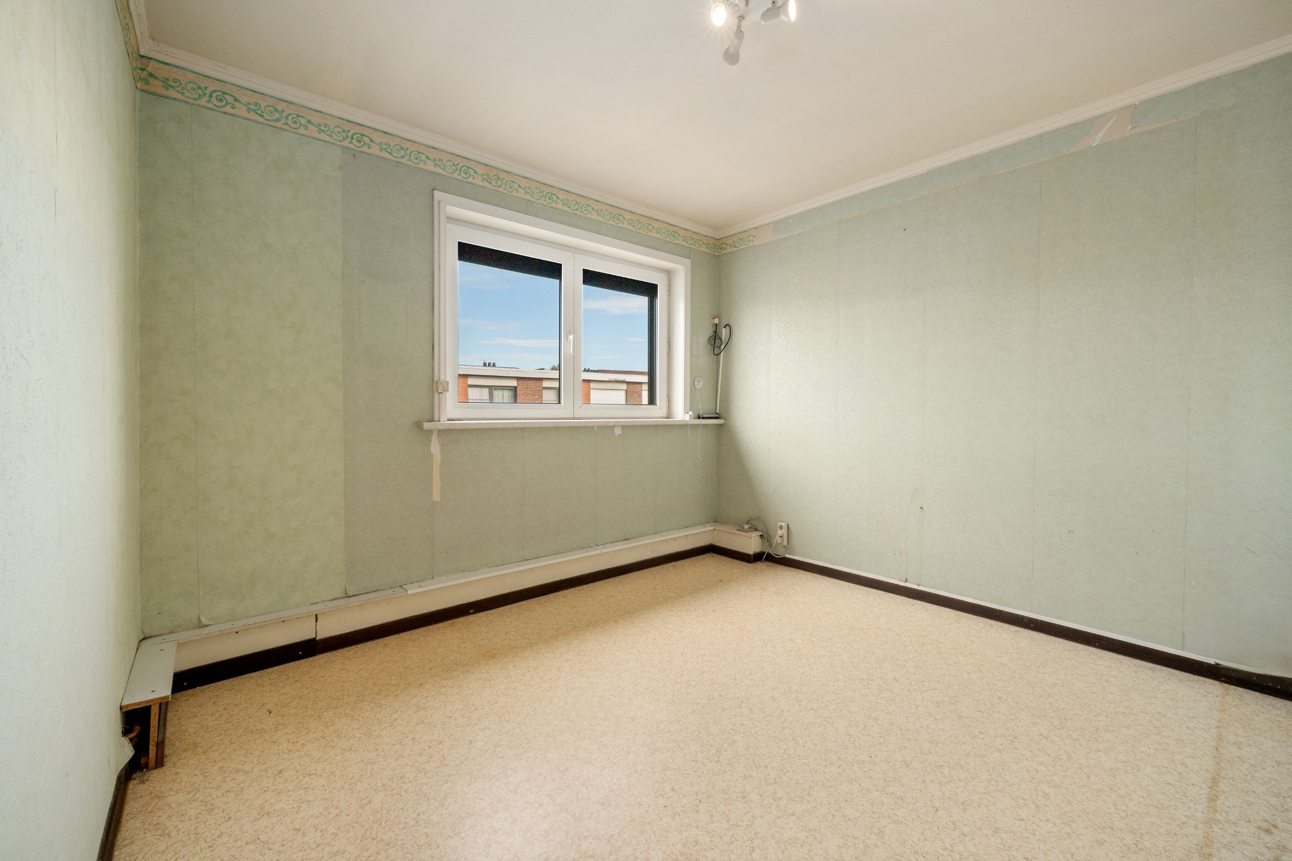 Op te frissen rijwoning op 197m2 in een centraal gelegen buurt foto 11