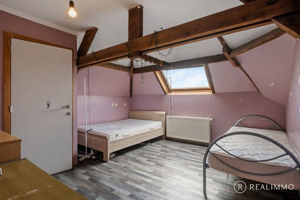 Veelzijdige eigendom met charmante gevel, buitenruimte en potentieel voor ruime woning foto 14