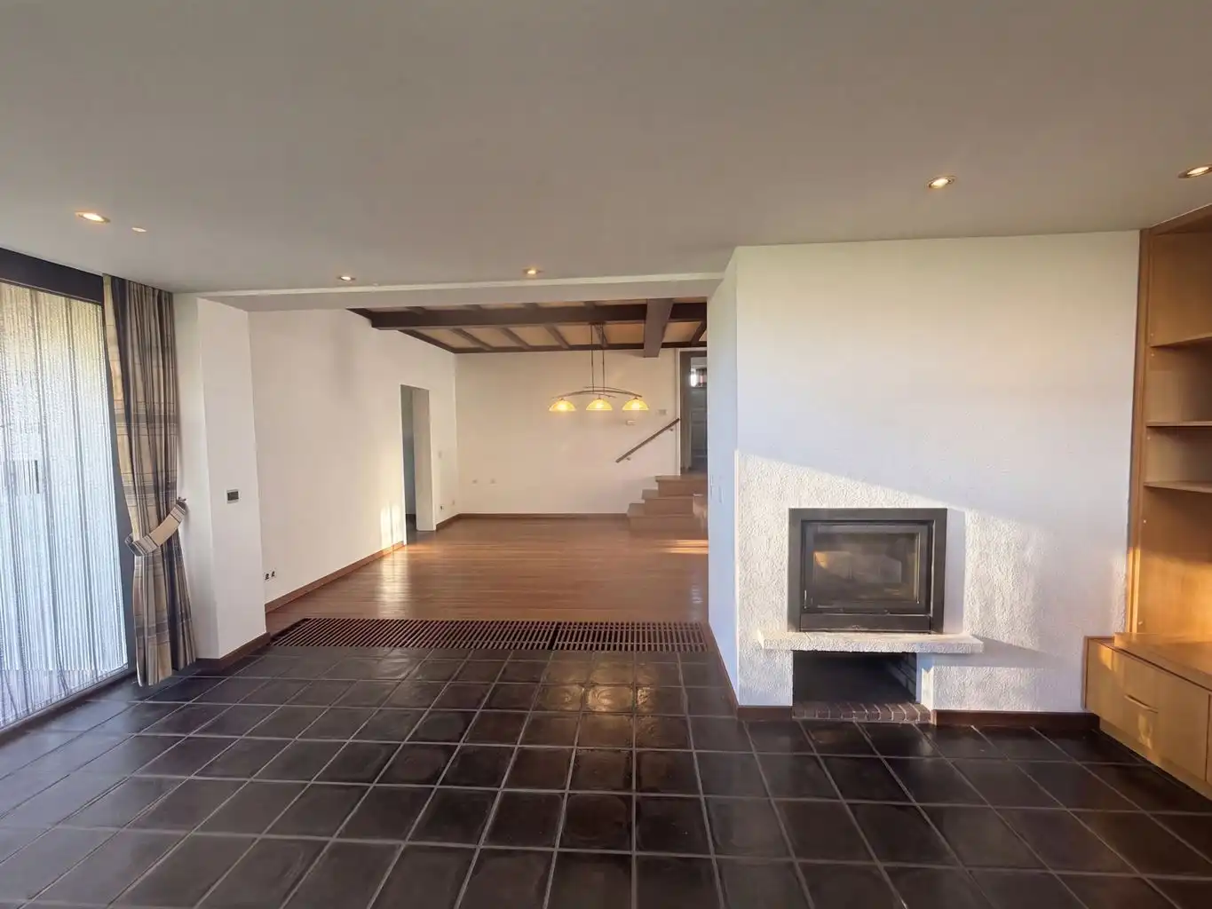 Vrijstaande splitlevelwoning met 3 (+1)slaapkamers, inpandige garage en carport, overdekt terras en omheinde tuin, gunstig gelegen nabij het centrum van Maaseik. foto 6