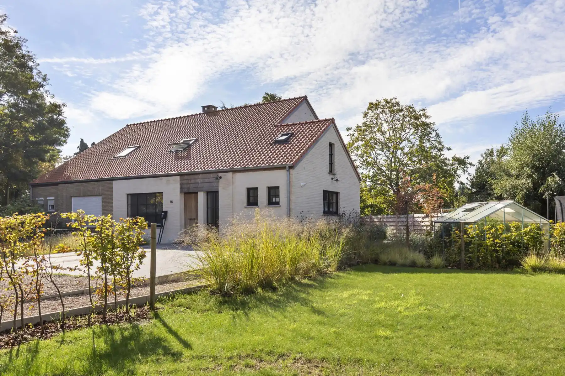 Gerenoveerde woning met terras en tuin in Wetteren! foto {{pictureIndex}}