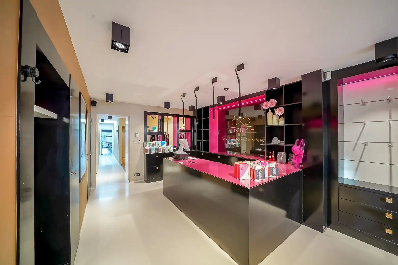 Ruime eengezinswoning in centrum Oudenburg met handelsruimte op gelijkvloers. foto 3