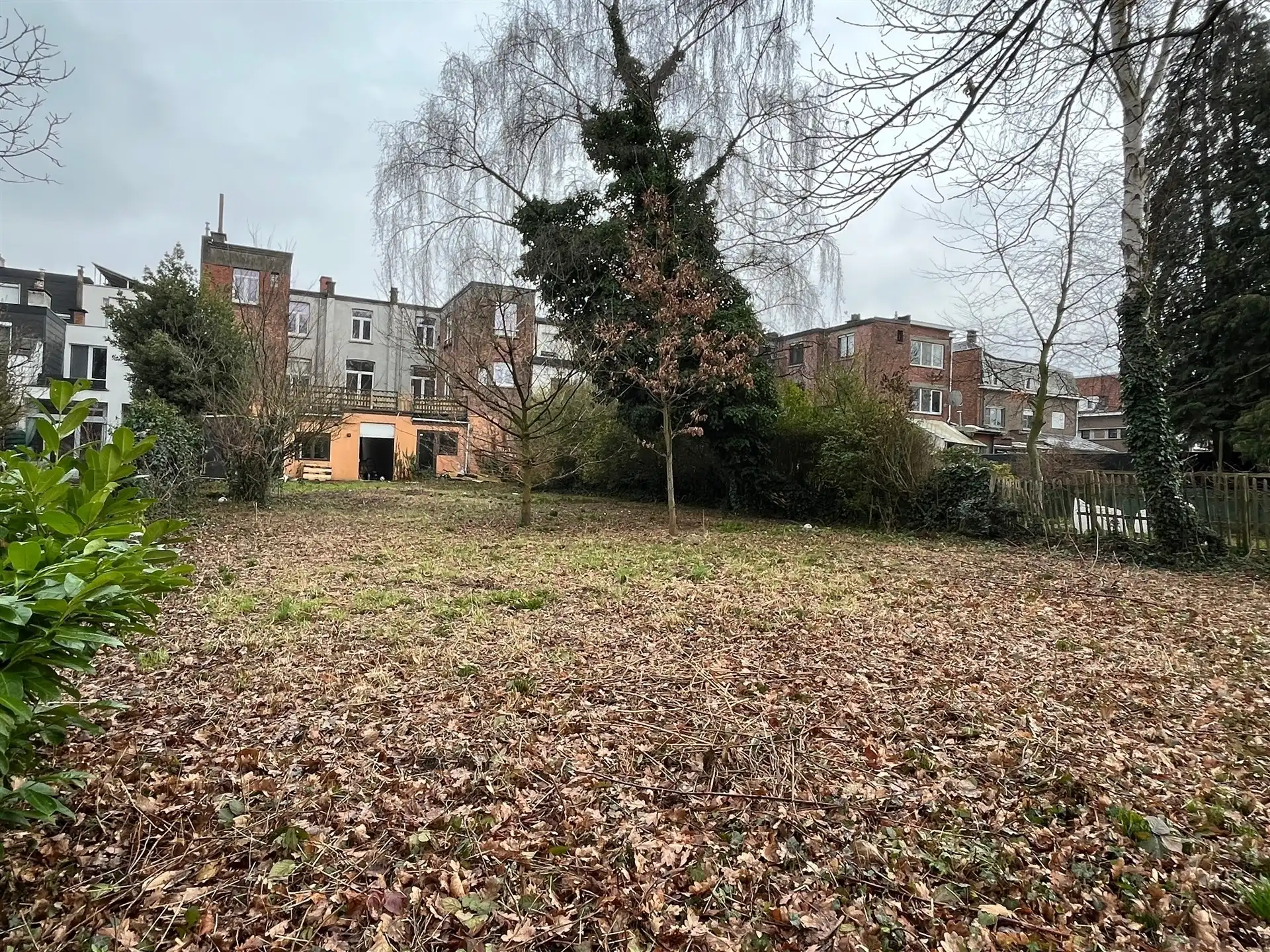 Appartementsgebouw met parking en zeer grote tuin! foto 19