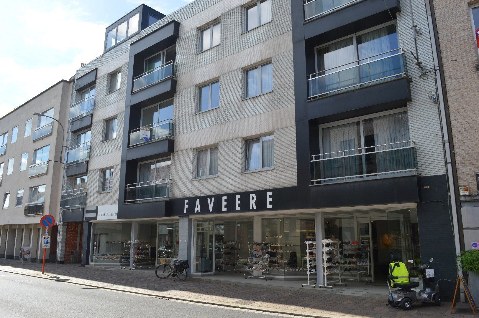 1 slaapkamer appartement met terras en garage in het centrum van Zwevegem foto 1