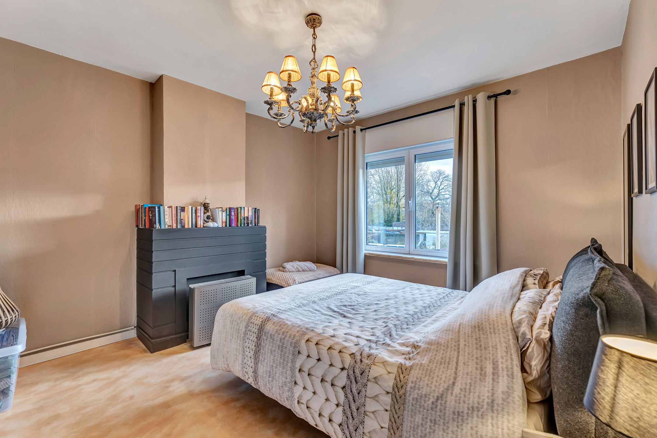 Instapklare woning met 5 slpks, tuin en fietsgarage foto 11