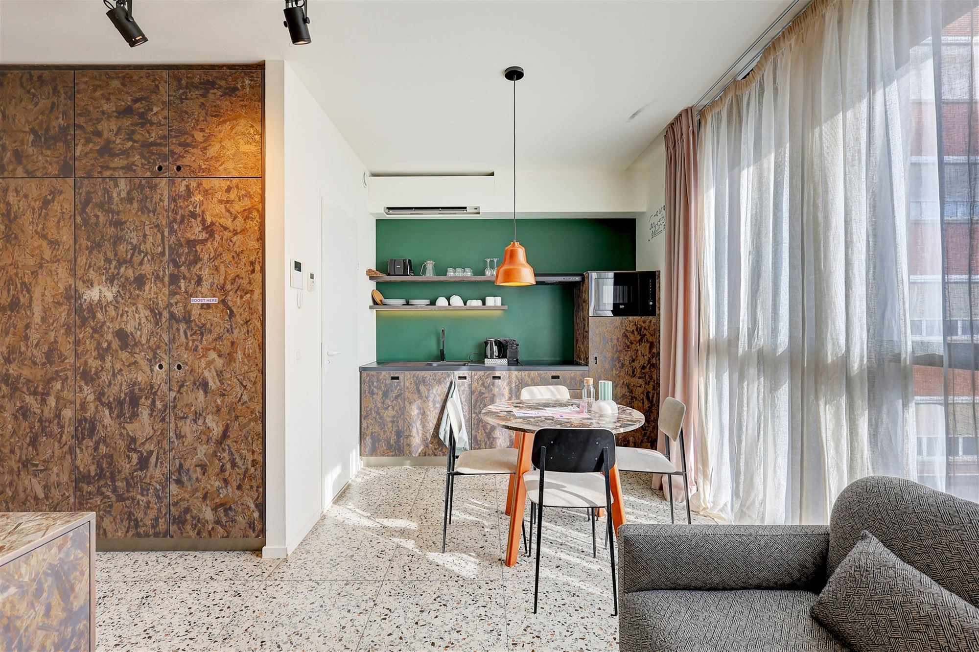 Gemeubileerde deluxe room bij YUST in Antwerpen Berchem foto {{pictureIndex}}