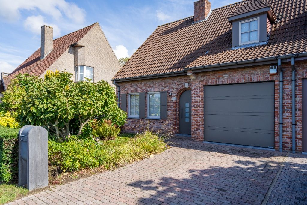 Charmante halfopen woning te Roeselare foto {{pictureIndex}}