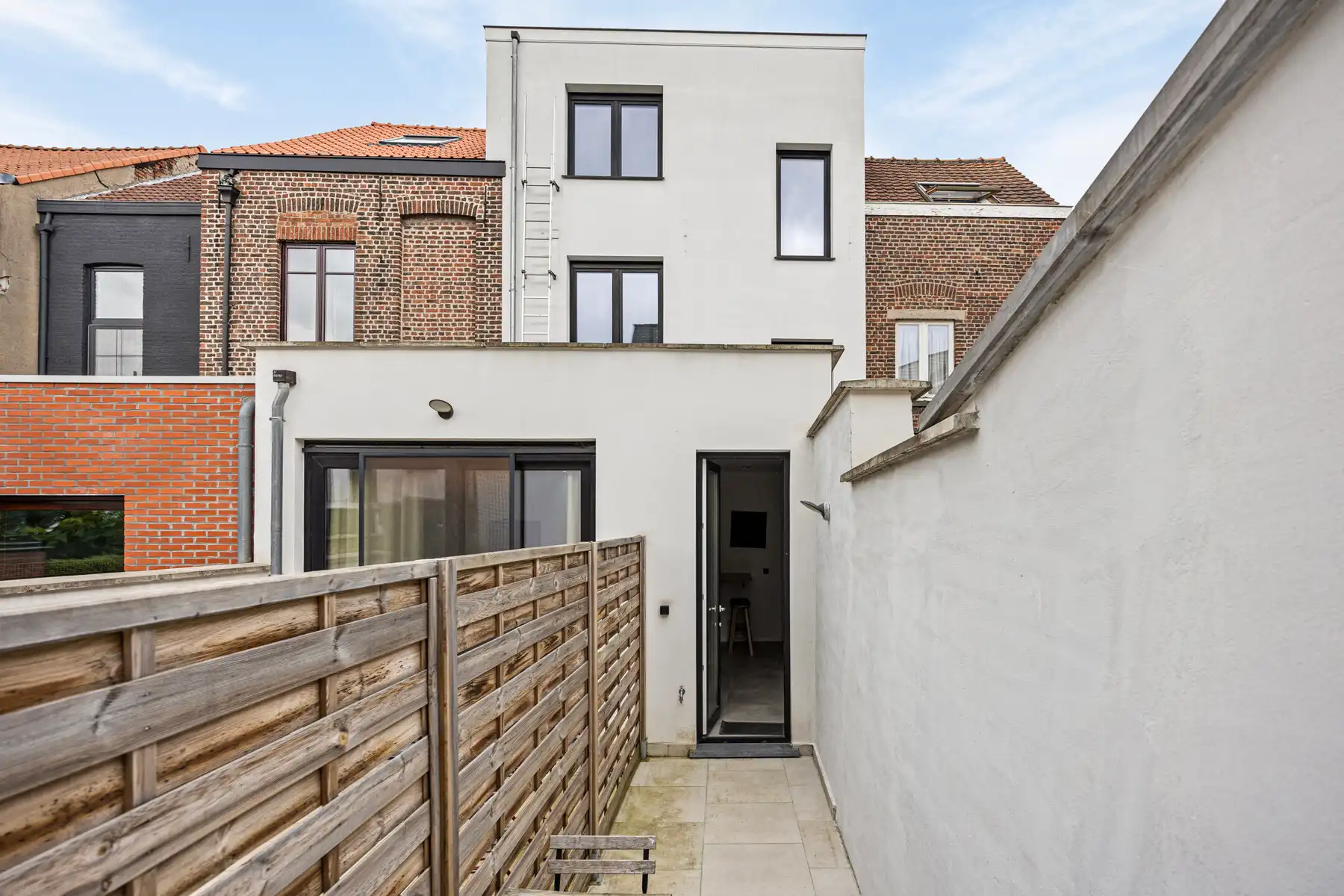 Bemeubelde studio met privatief terras. foto 14