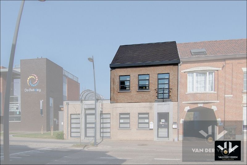 Opbrengsteigendom bestaande uit drie entiteiten: feestzaal/dienstencentrum, kantoorruimte en een duplexappartement kort aan de school en in het centrum van Paal, op een steenworp van het op- en afrittencomplex van de autosnelweg E313! foto 2