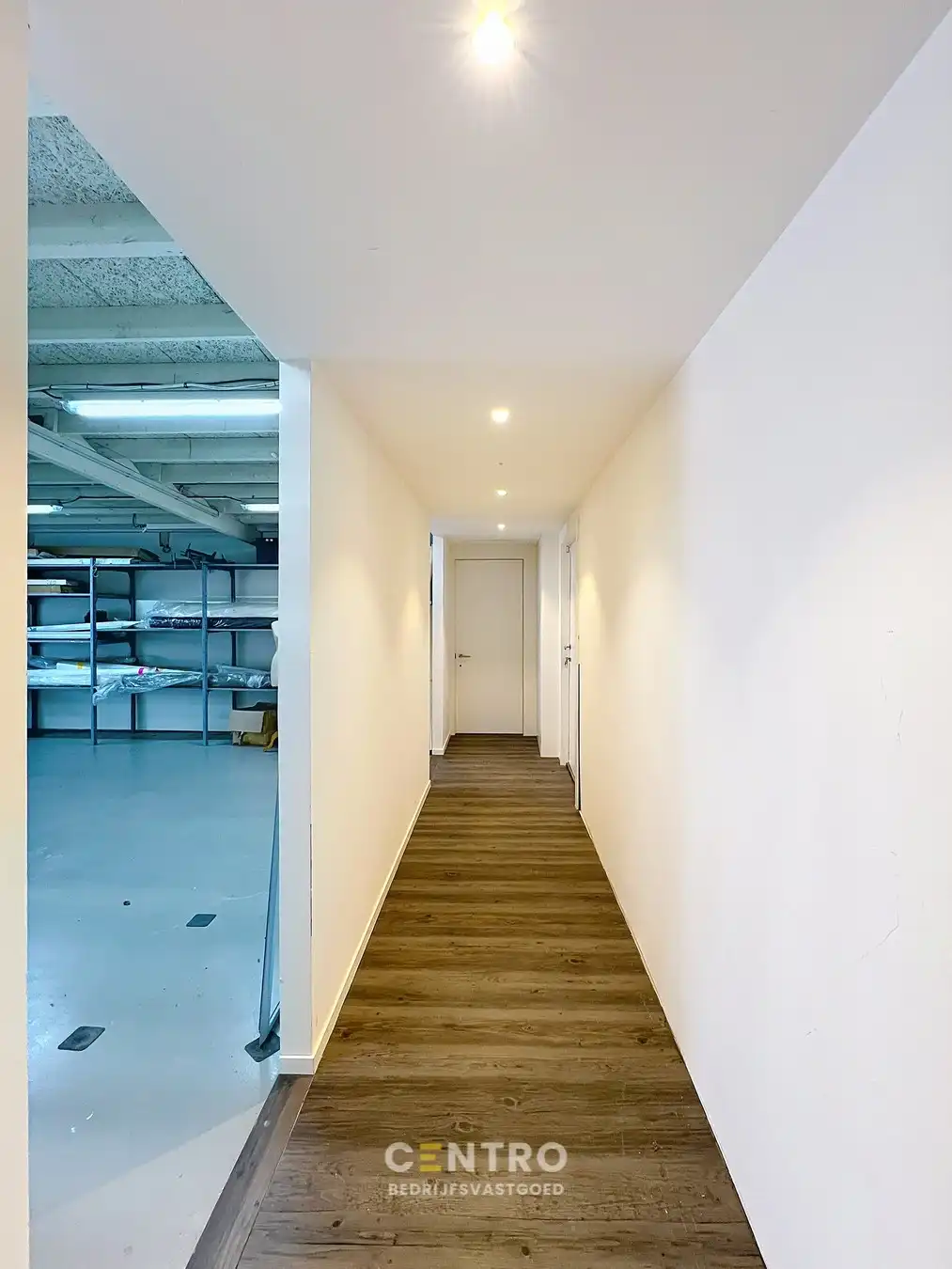 Magazijnen met kantoorgedeelte, garages én RUIM verhard buitenterrein, rustig gelegen in centrum Hooglede! foto 20