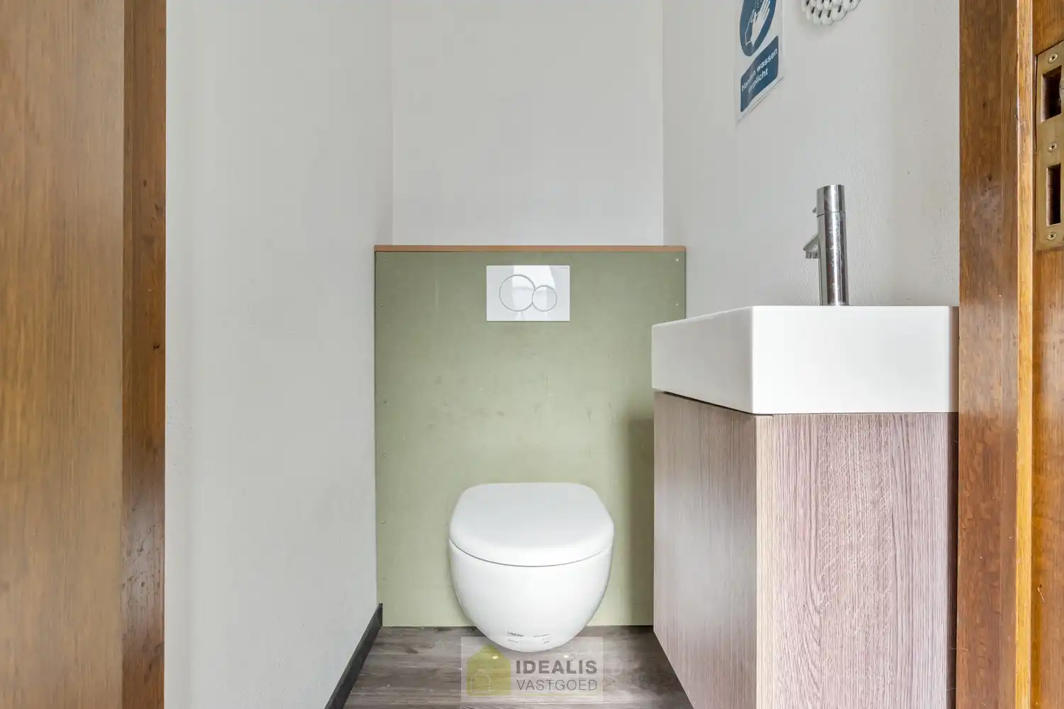 IDEALIS VASTGOED - HANDELSRUIMTE MET TAL VAN MOGELIJKHEDEN OP EEN TOPLOCATIE IN HET CENTRUM VAN PEER! Dit handelspand van +- 92m² is gelegen op de meest levendige winkelstraat van Peer met een breed aanbod aan winkels, restaurants en dienstverlenende bedrijven. Gemakkelijk te bereiken te voet, per auto én openbaar vervoer  en gelegen op een absolute zichtlocatie! foto 11