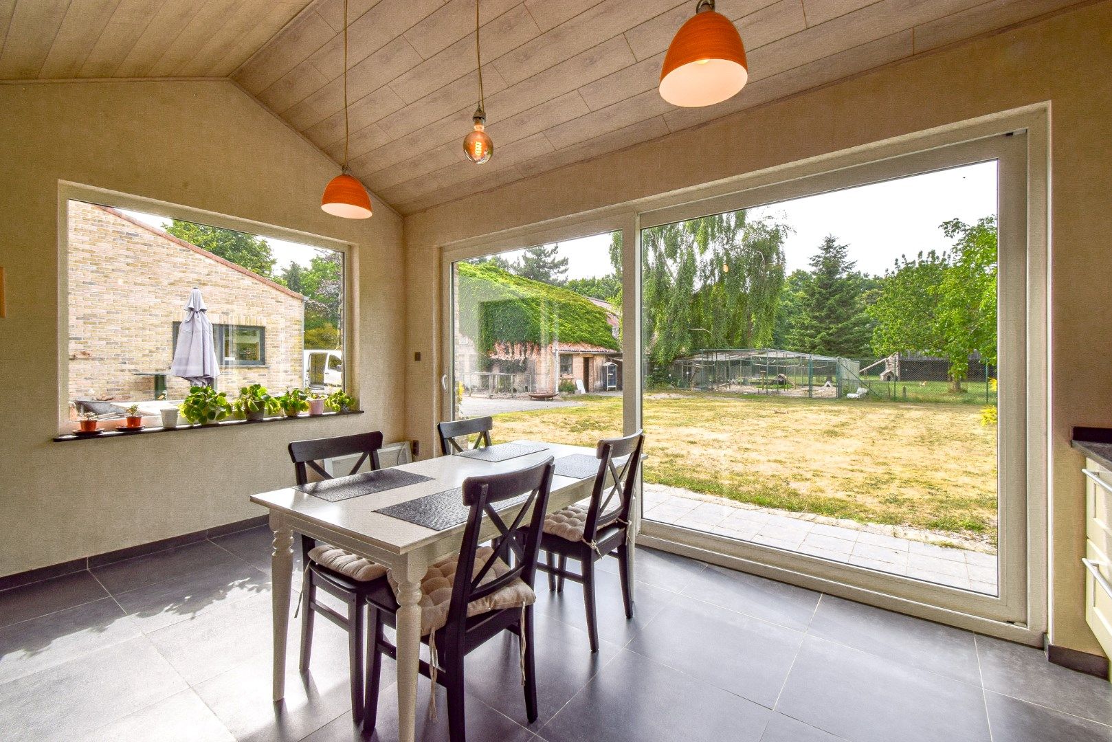 Instapklare woning met ruim handelspand op landelijke ligging te Koekelare foto 7