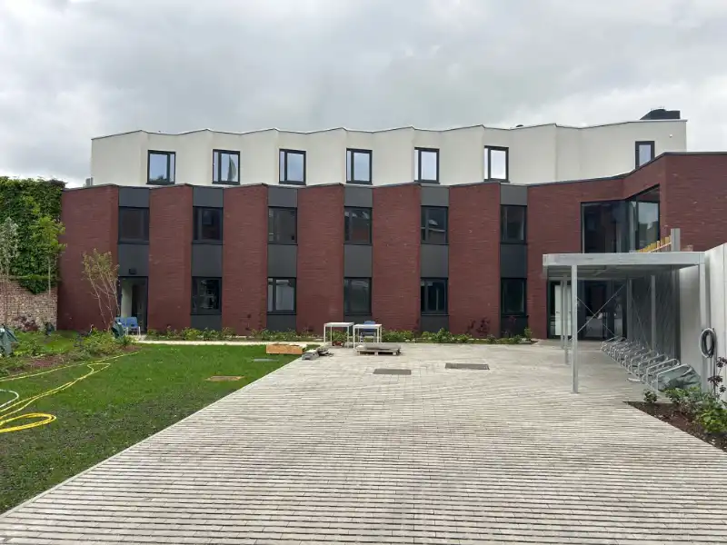 Moderne lichtrijke studentenkamer in een nieuwbouwproject op een top locatie in centrum Kortrijk met zicht op plein. foto 17