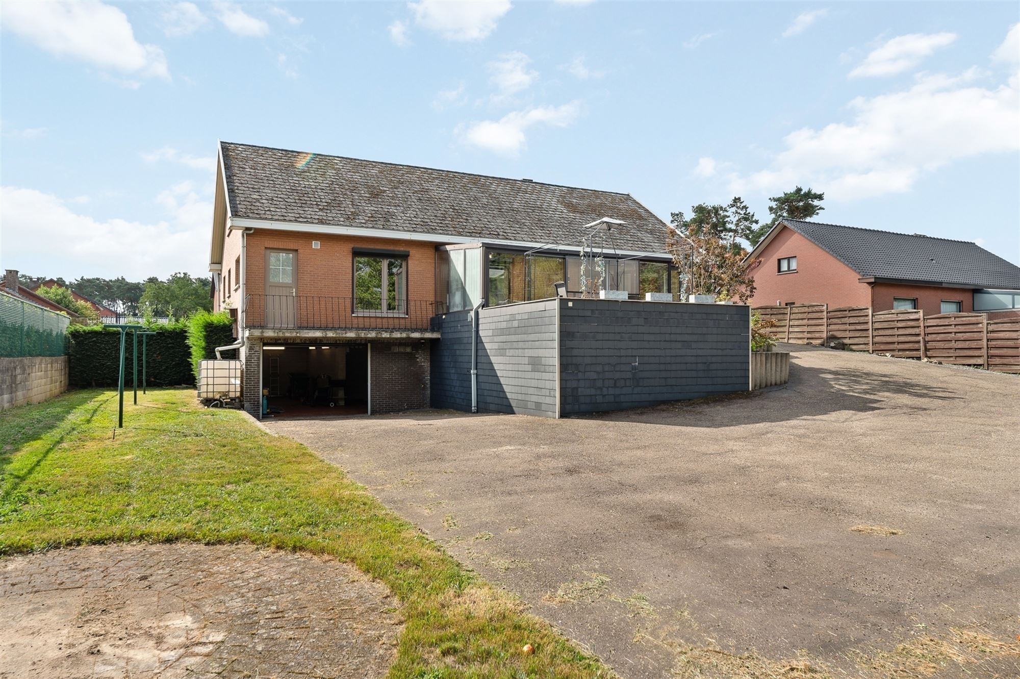 ZEER RUIME EN RECENT GERENOVEERDE WONING OP EEN PERCEEL VAN 2367m² UITGERUST MET EEN VERGUNDE PAARDENSTAL EN ACHTERLIGGENDE WEIDE foto 30