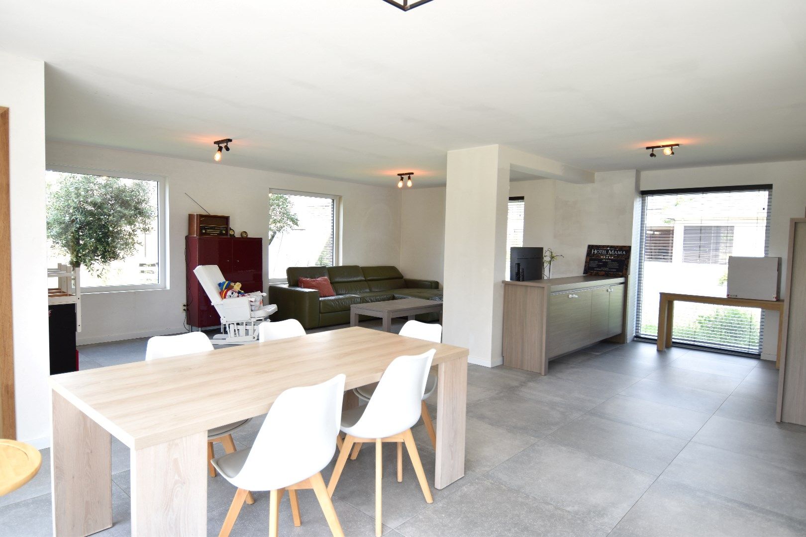 Alleenstaande woning met 4 slaapkamers, dubbele garage & Zuidgerichte tuin te koop in Ledegem foto 6