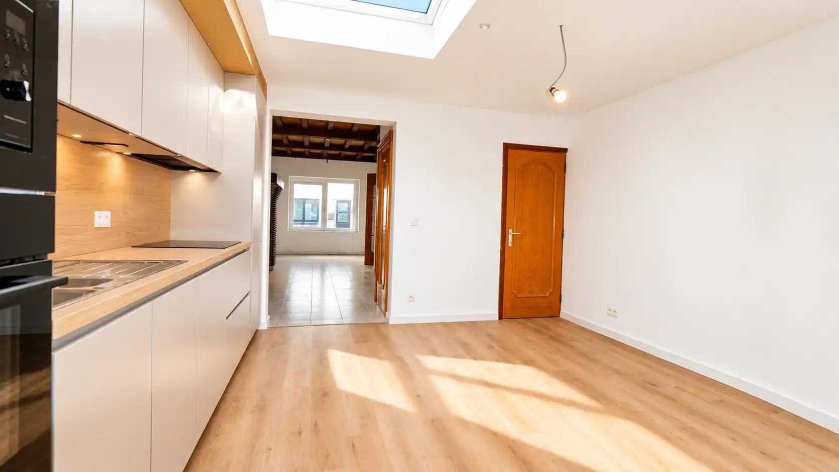 Gerenoveerde woning met terras in Sint-Niklaas foto 3