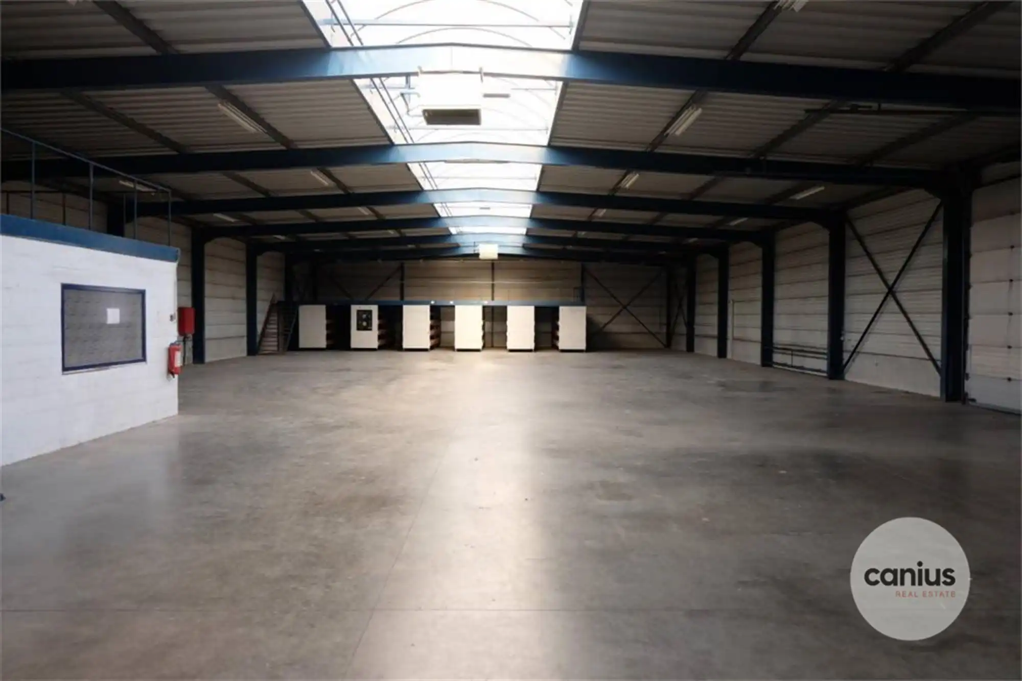 COMMERCIEEL GEBOUW MET MAGAZIJN EN WONING OP EEN ZICHTBARE LOCATIE  foto 19