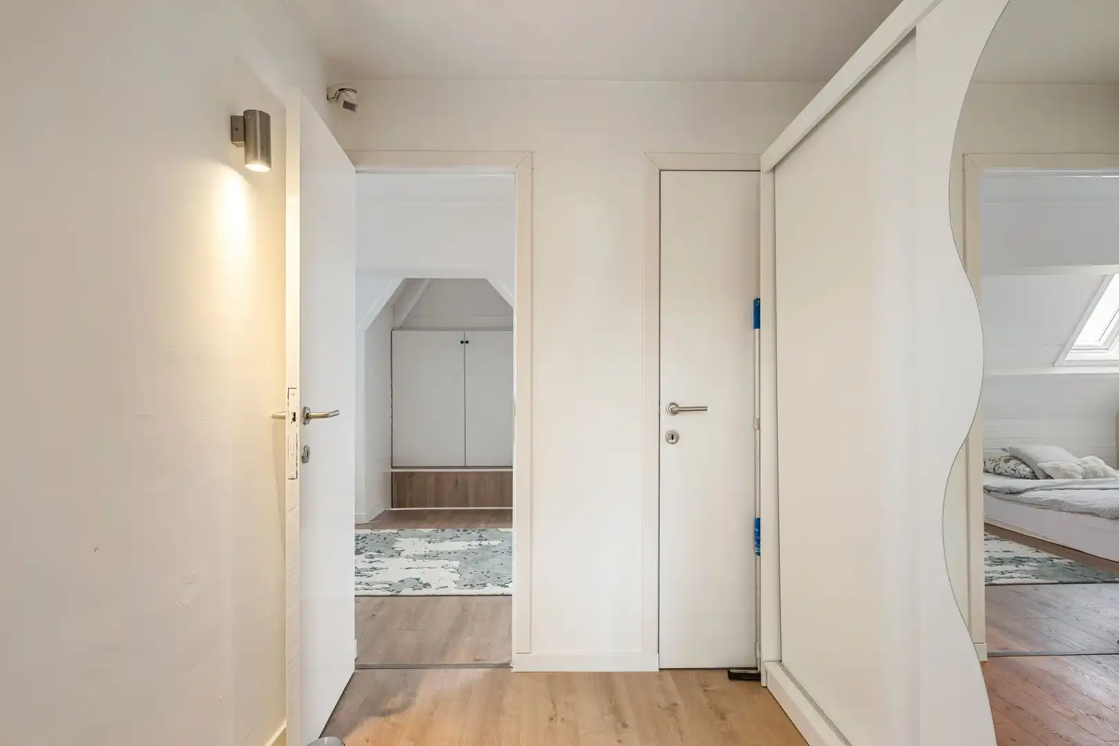 Verrassend ruim volledig opgefrist appartement in hartje Kortrijk met 1 slaapkamer foto 8