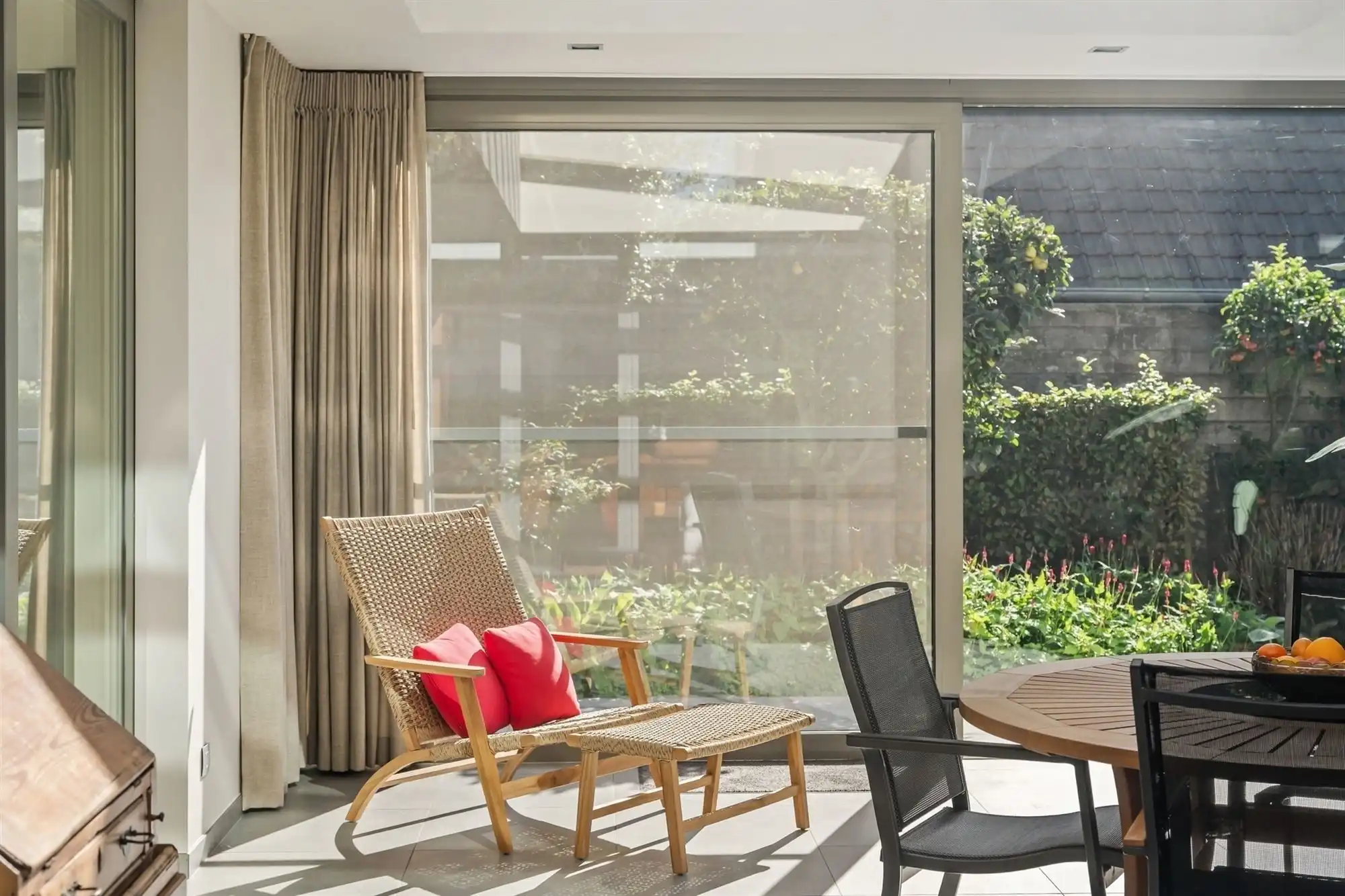 Knappe villa rond een glazen patio met gastenvleugel en 2 liften foto 15