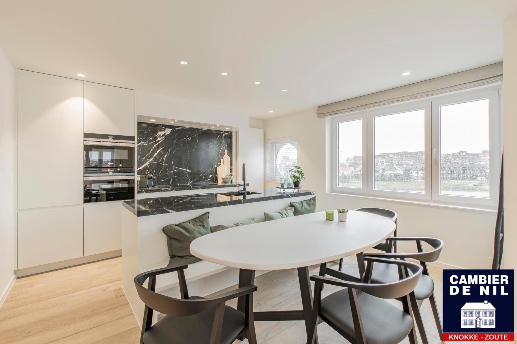 Volledig gerenoveerd appartement met frontaal meerzicht foto 3