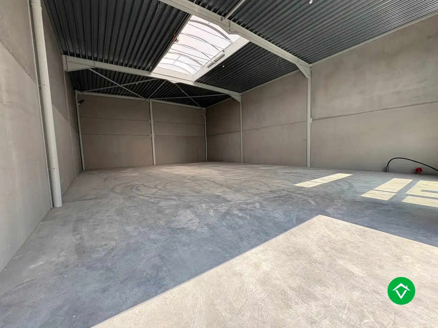 Loods te koop – 246 m² met 2 parkeerplaatsen inbegrepen op de industriezone te Ichtegem foto 2