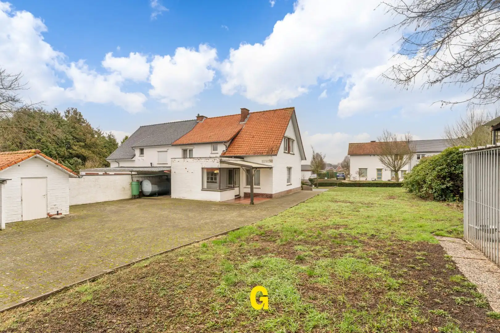 Te renoveren doch verzorgde halfopen woning met vier slaapkamers op 6a 43ca foto 24