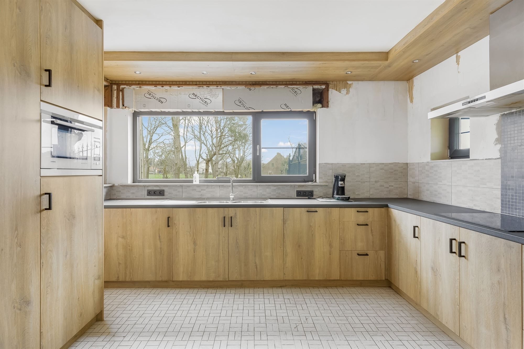 FANTASTISCH GELEGEN, DEELS GERENOVEERDEWONING OP 1817M2! foto 13