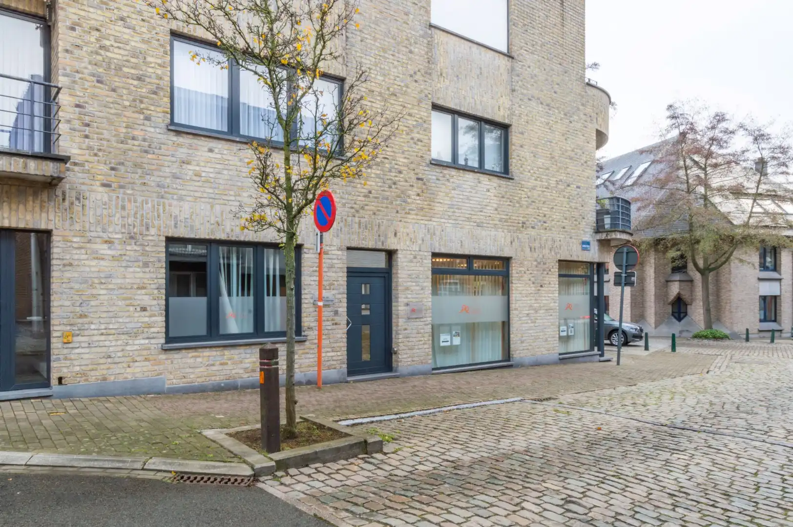 Recent en lichtrijk handels-/kantoorgelijkvloers ! (EPC: B) foto 3