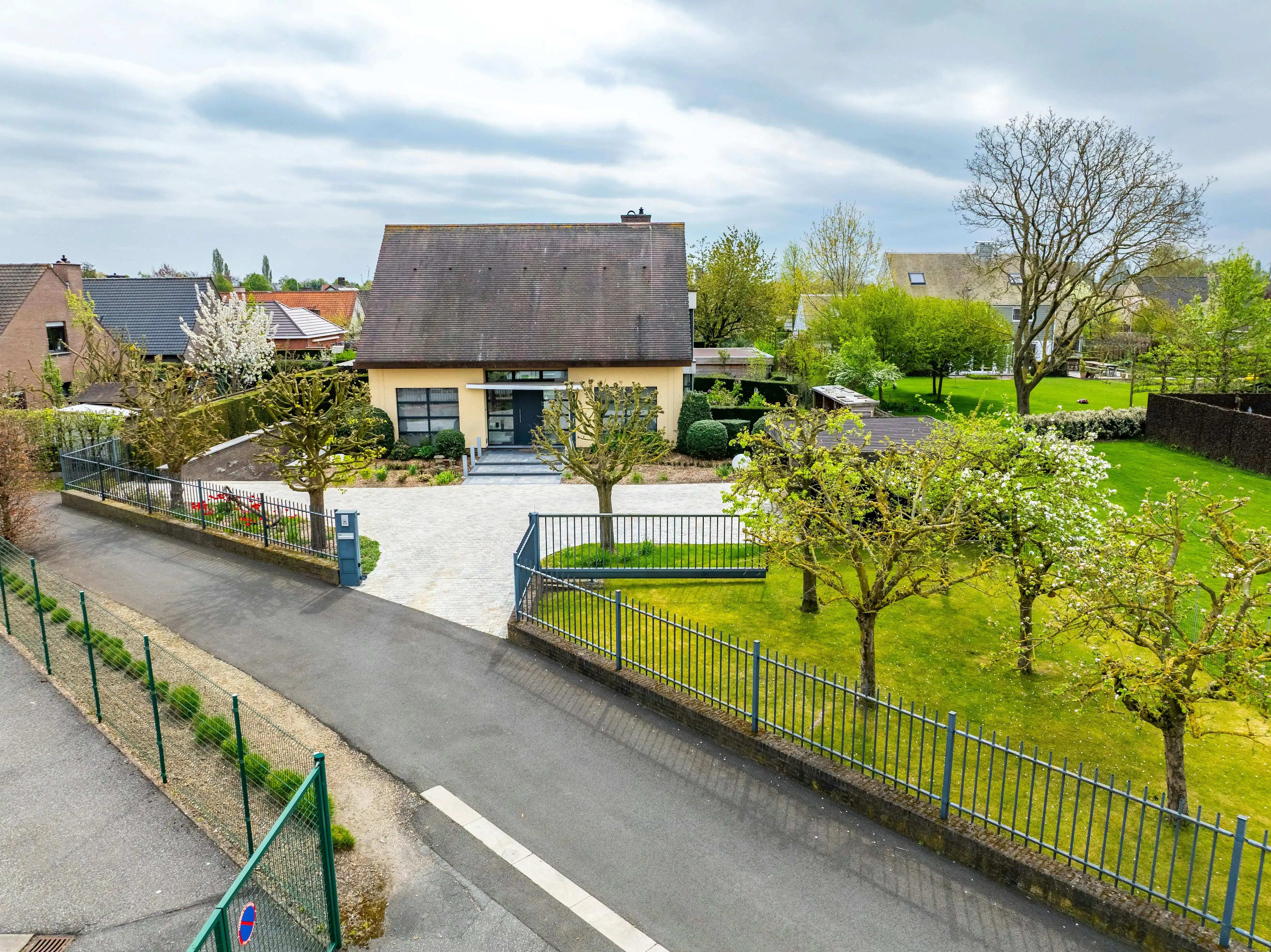 Villa op 2300 m² en vier slaapkamers te koop in Heule! foto 25