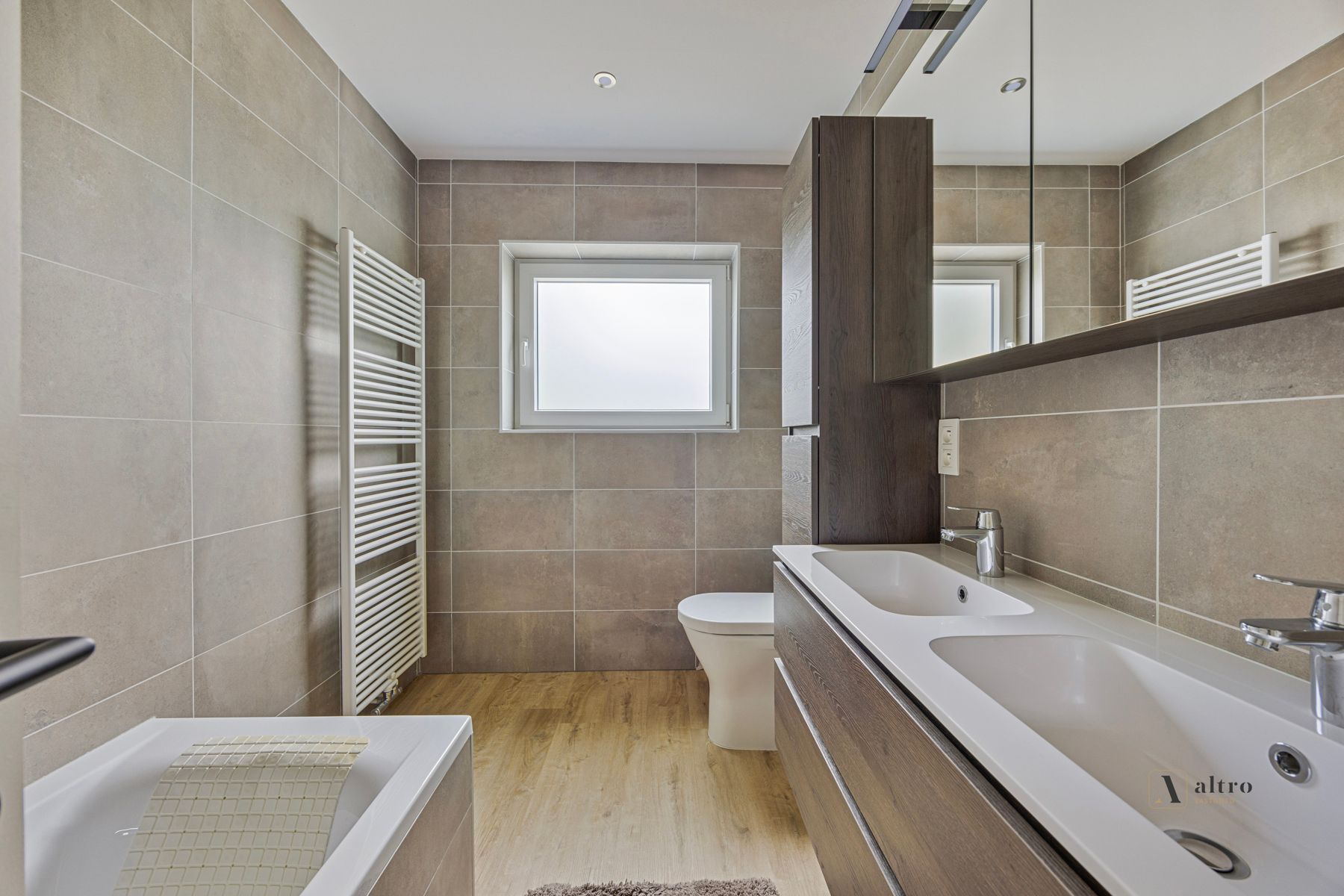Deels gerenoveerde woning in het groene Bellem foto 10