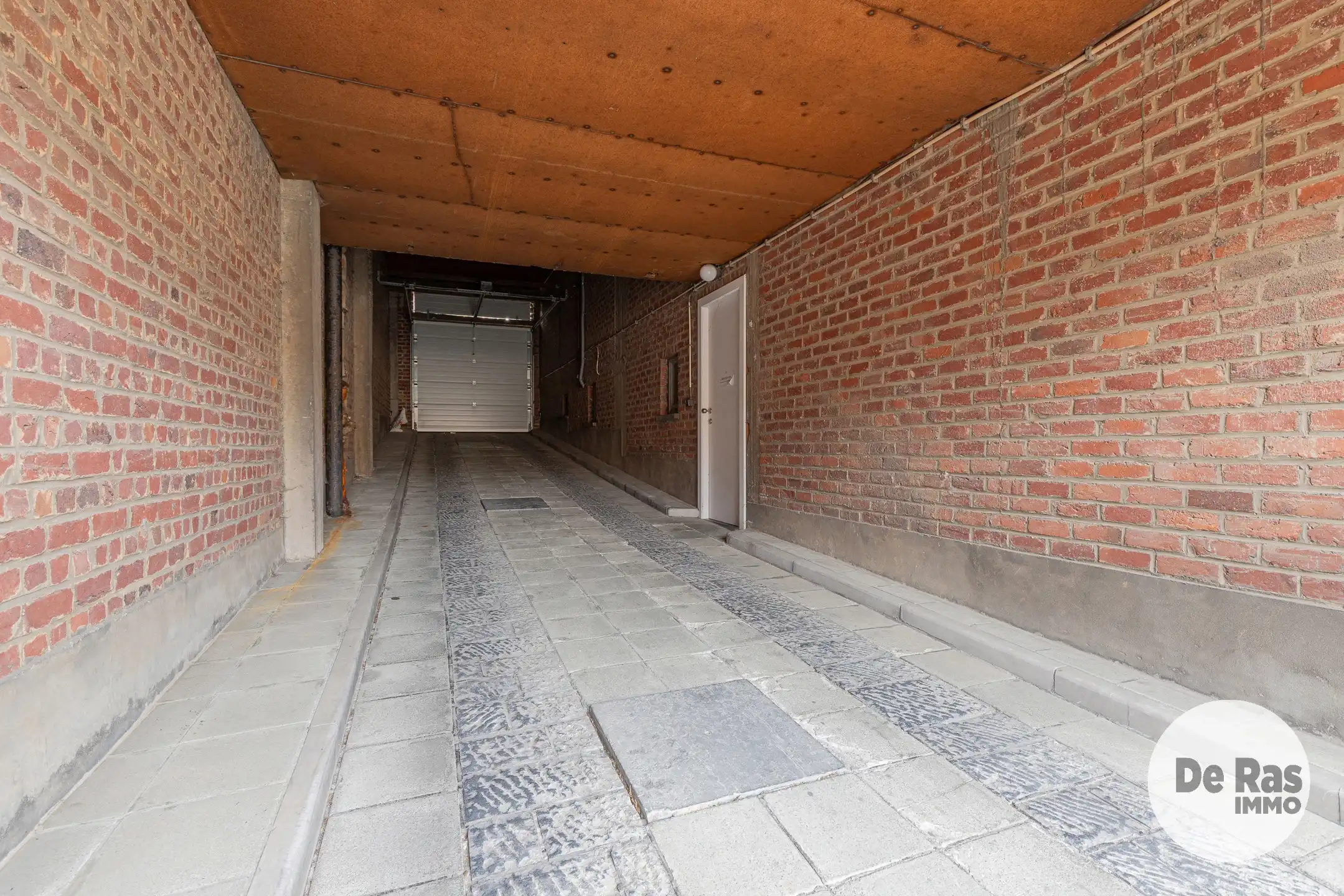 AALST- Gesloten hoekgarage/ garagebox met extra ruimte! foto {{pictureIndex}}