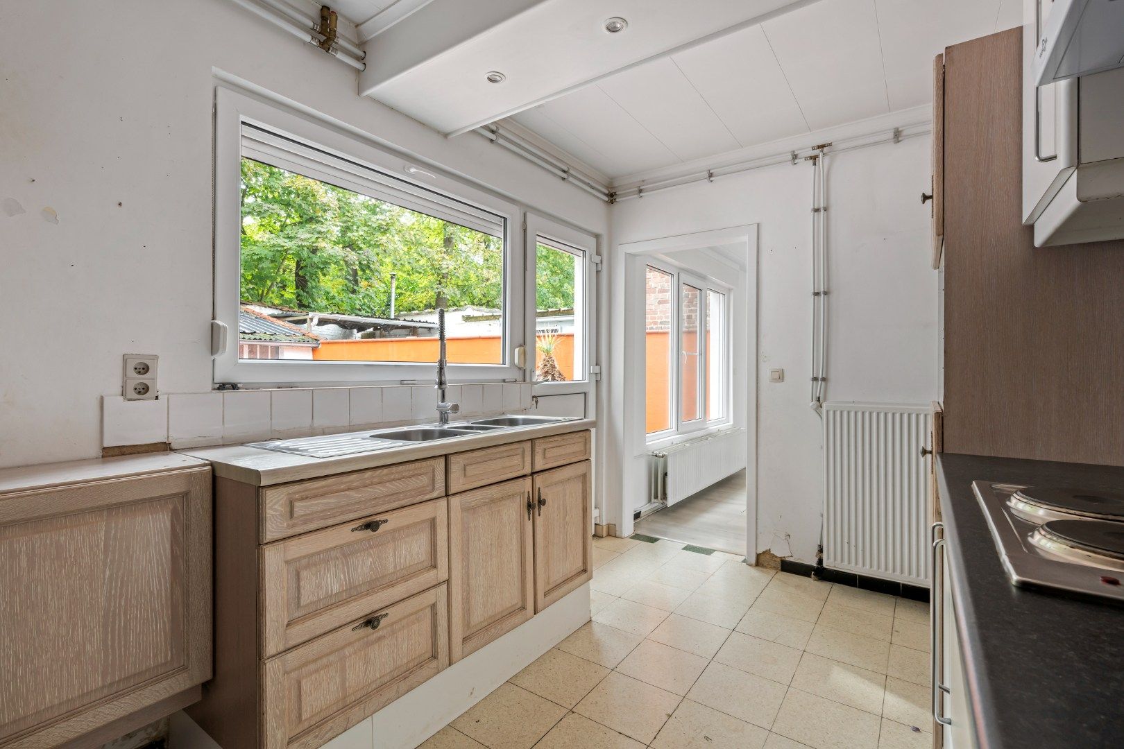 Rijwoning met 2 slaapkamers, zonnige tuin en inpandige garage in Stasegem  foto 4