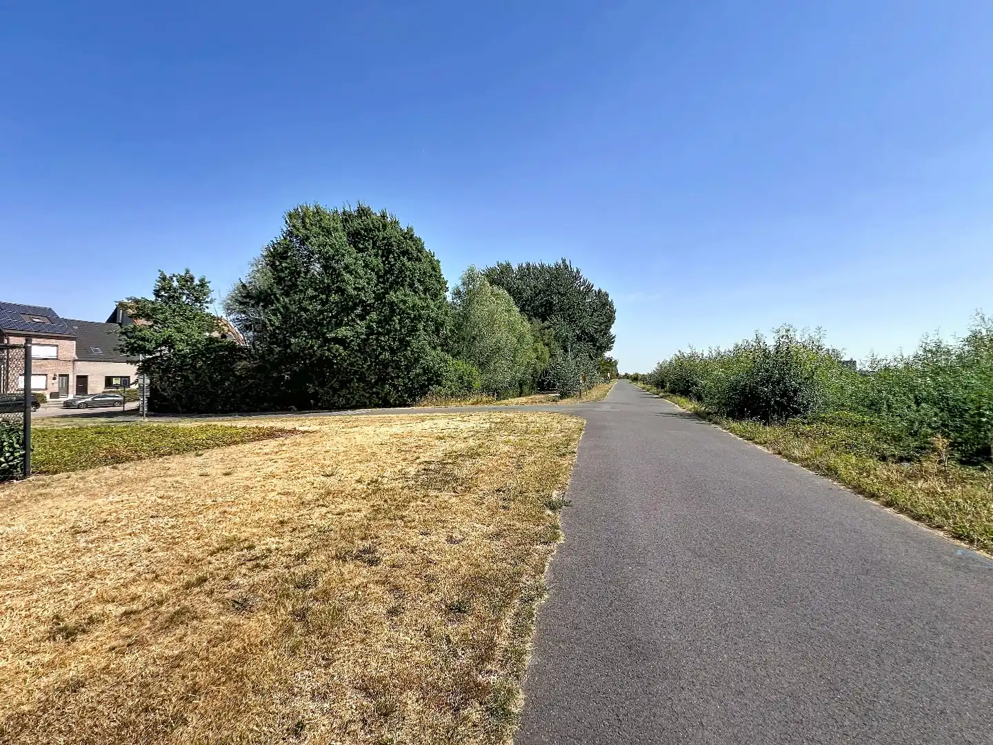 Instapklare woning met 3 slaapkamers, tuin en 2 privatieve parkeerplaatsen foto 24
