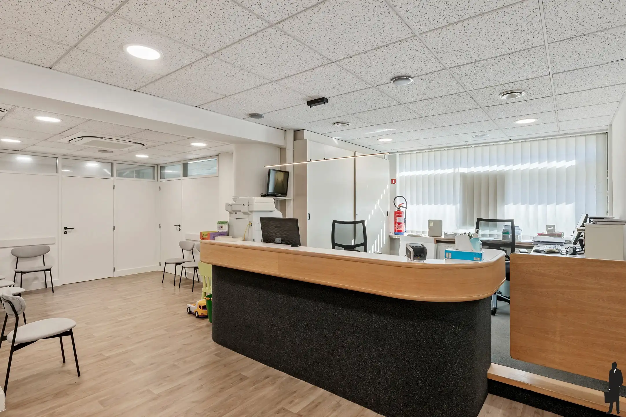 Goed onderhouden dokterspraktijk met 3 studio’s en 14 staanplaatsen foto 2