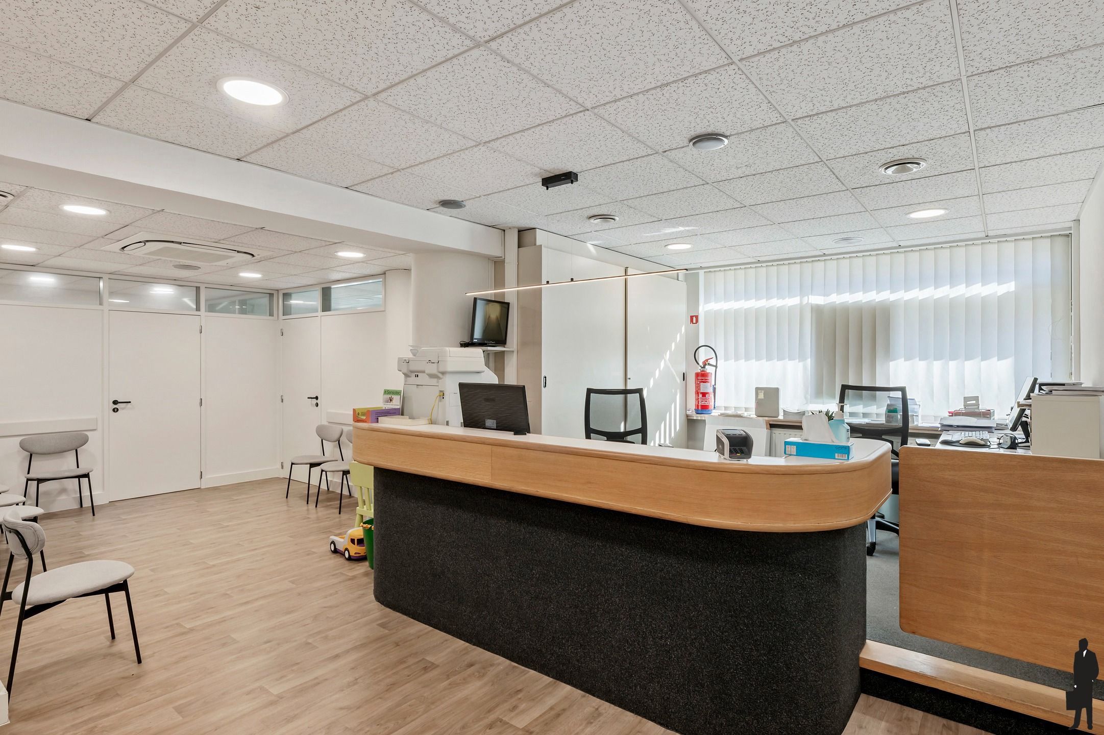 Goed onderhouden dokterspraktijk met 3 studio’s en 14 staanplaatsen foto 2