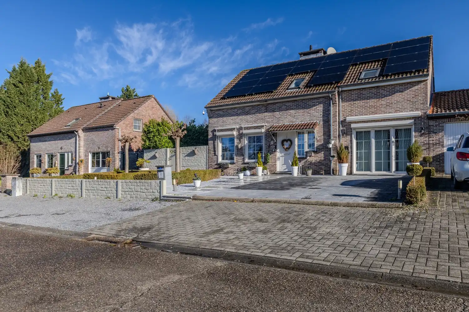 Stijlvolle, instapklare woning met vier slaapkamers, twee badkamers en verwarmd zwembad te koop in Lanaken foto 2