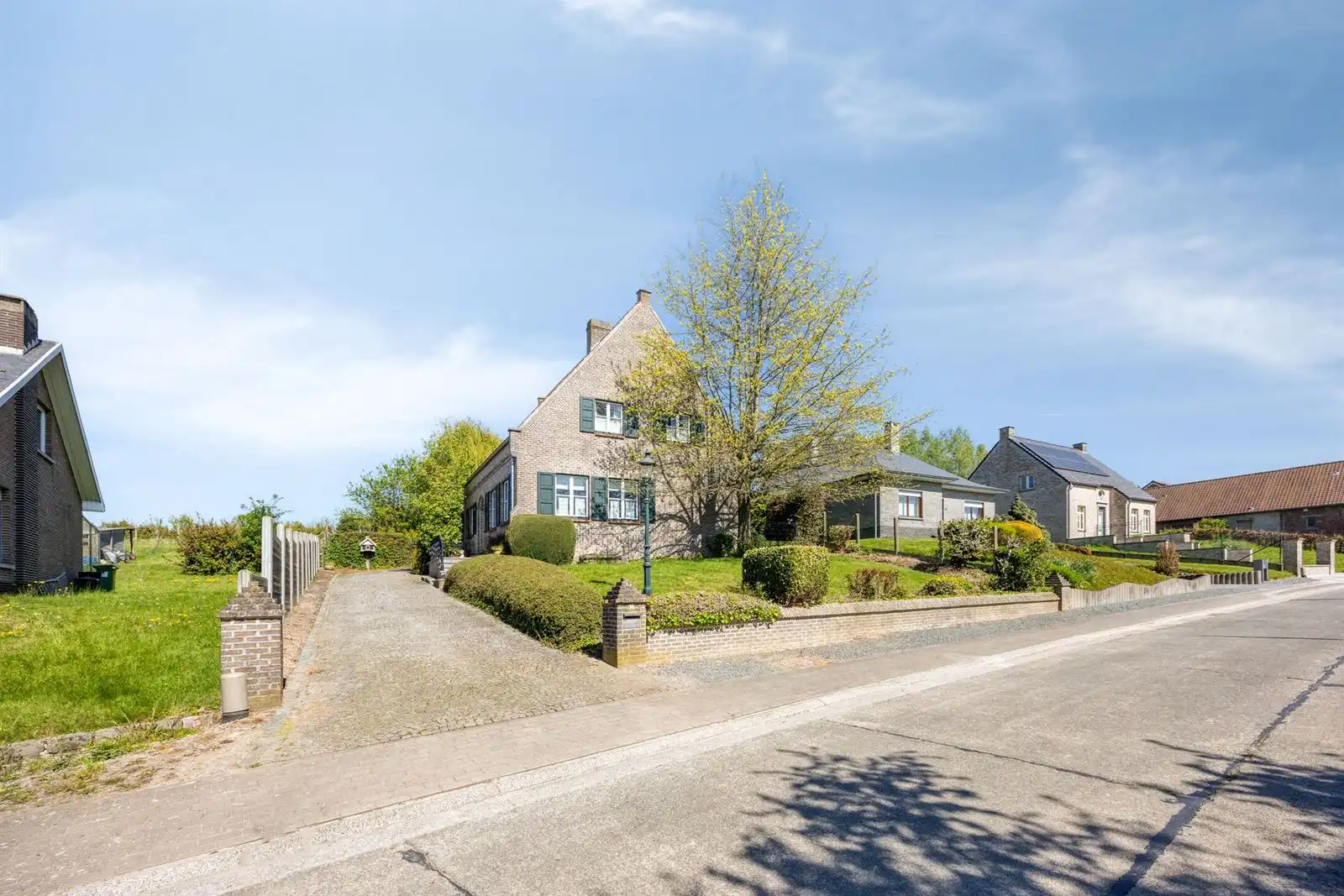 Villa met 4 slaapkamers garage en tuin  foto 2