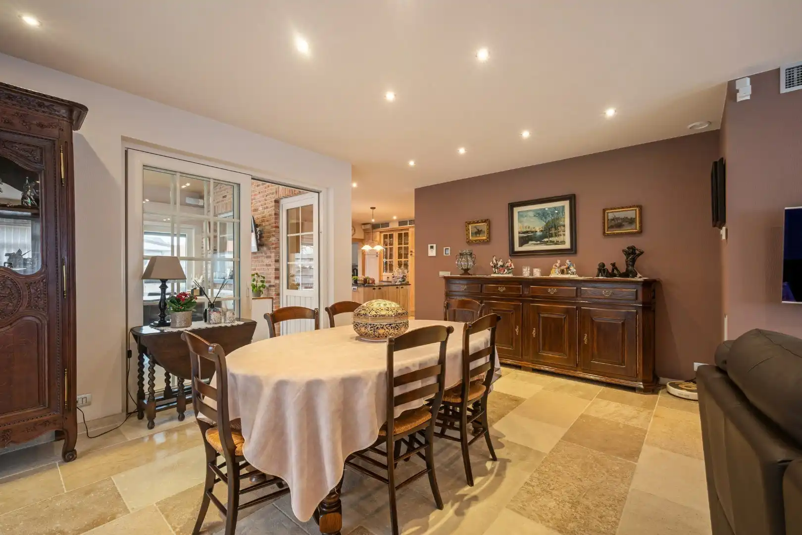 Recente halfopen woning met 3 slaapkamers, lift, garage en tuin op topligging in Ieper foto 6