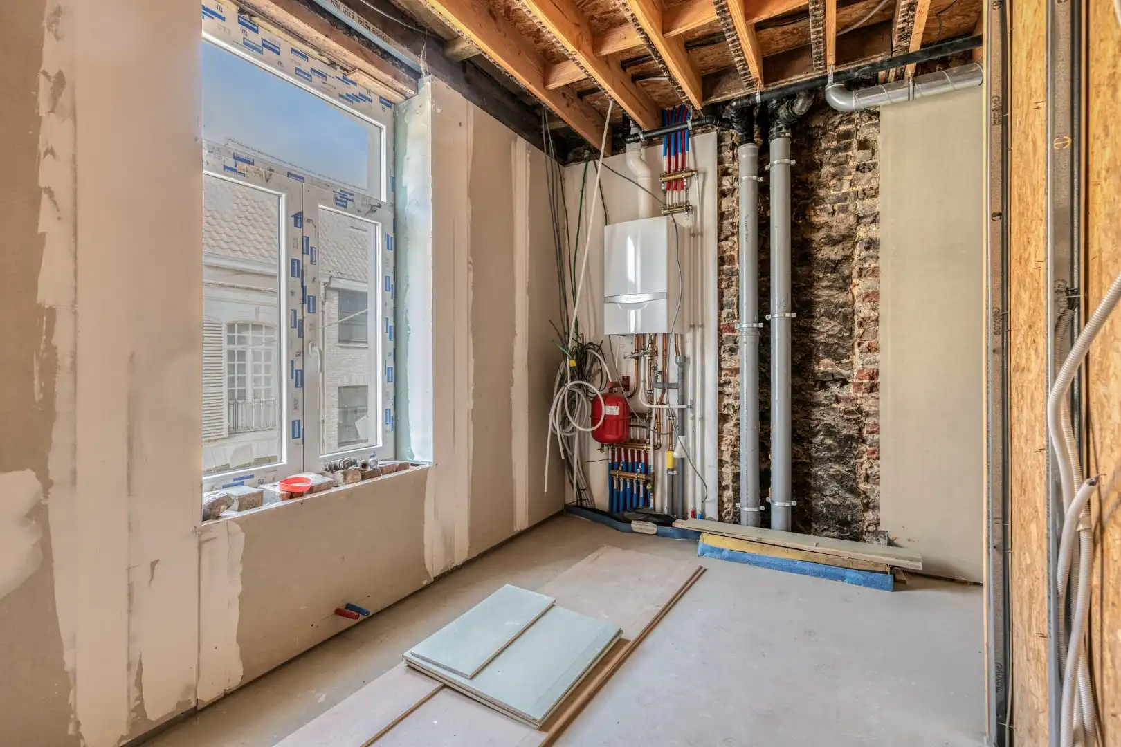 Commercieel pand met verder af te werken appartement en garage op topligging! foto 22