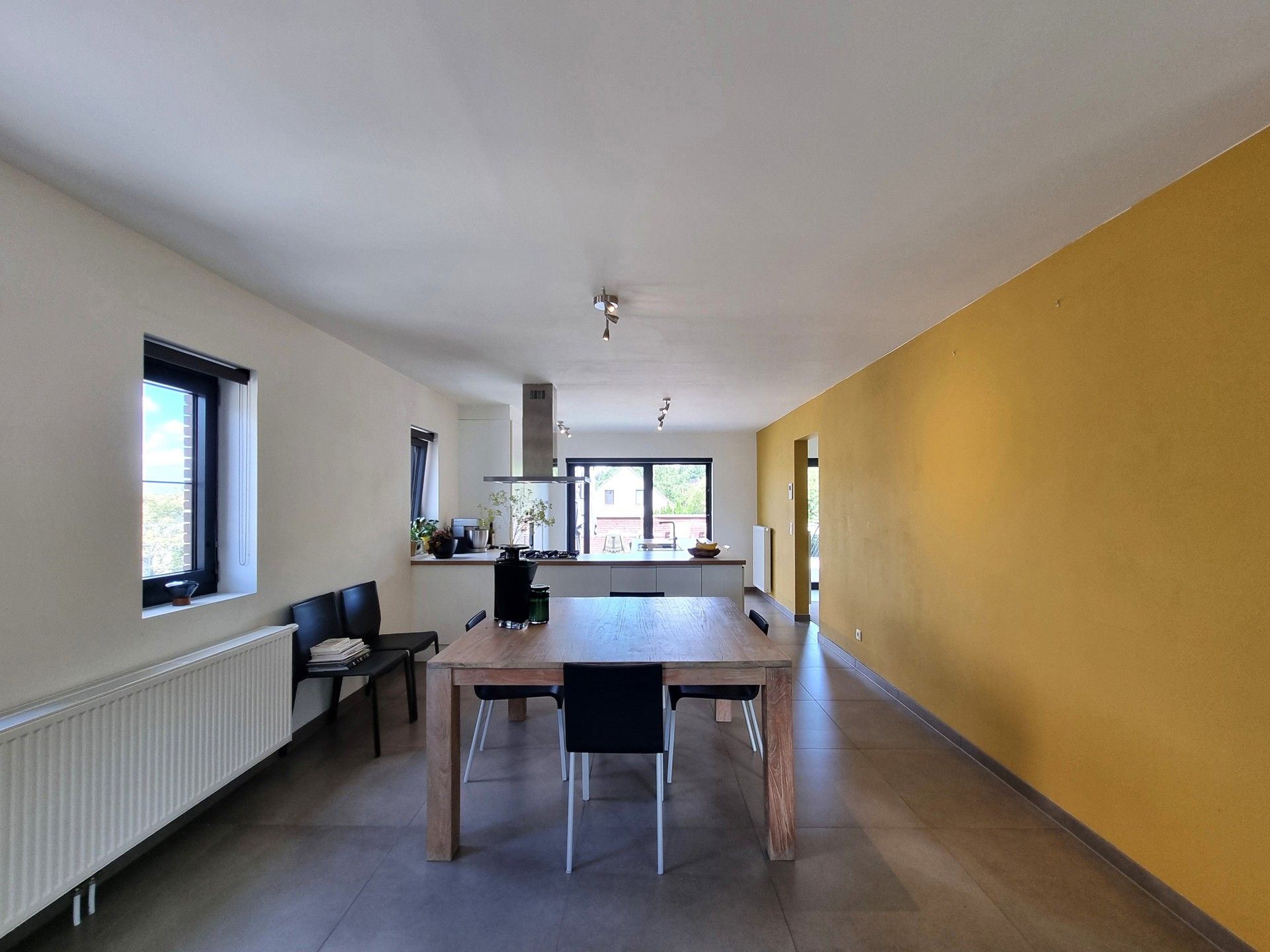 Handelsgelijkvloers met triplex-appartement in het hartje van Pamel foto 16