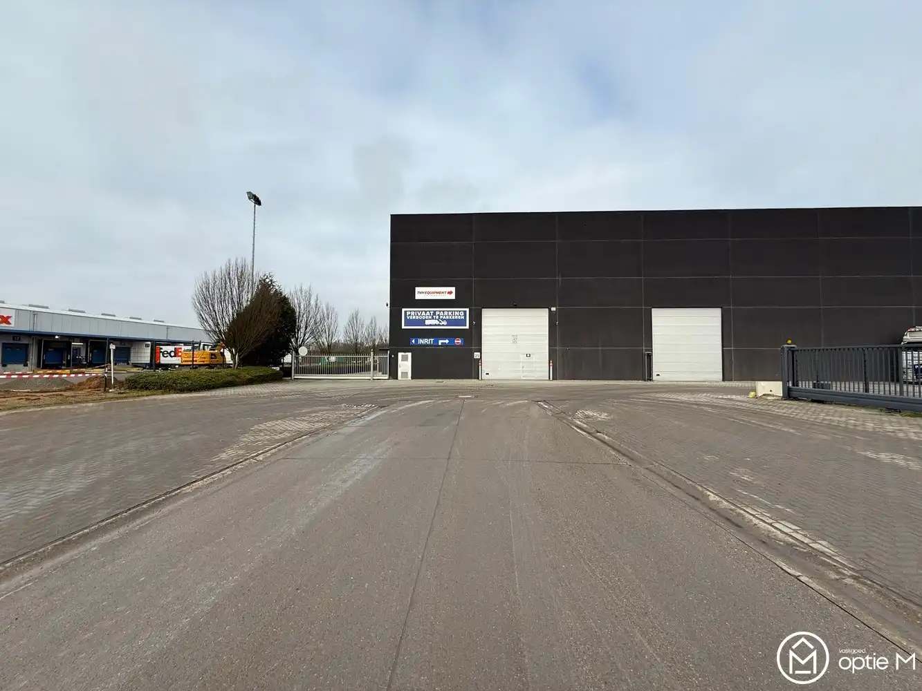 GOED GELEGEN MAGAZIJN MET SANITAIR EN BUREEL foto 2
