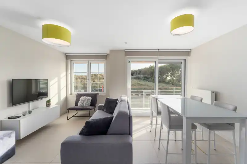 Luxueus appartement met breed terras en zijdelings zeezicht foto 10