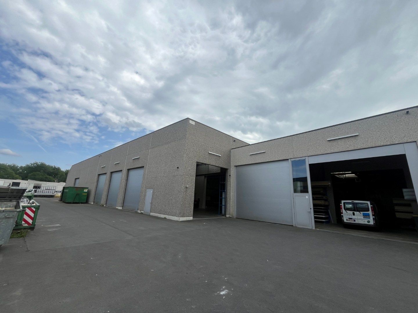 Een welgelegen bedrijfspand (KMO - industrie) van 2.815m² foto 4