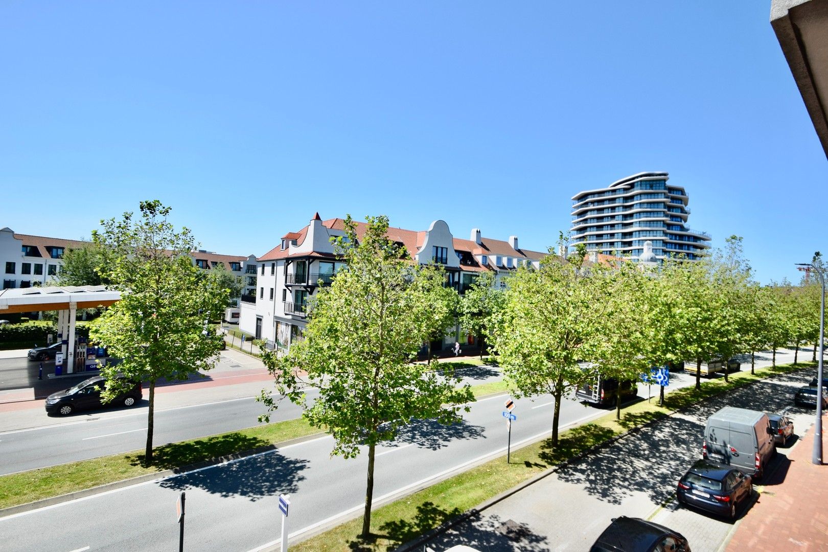 Aangenaam appartement genietend van open zichten, vlakbij het centrum van Knokke. foto {{pictureIndex}}