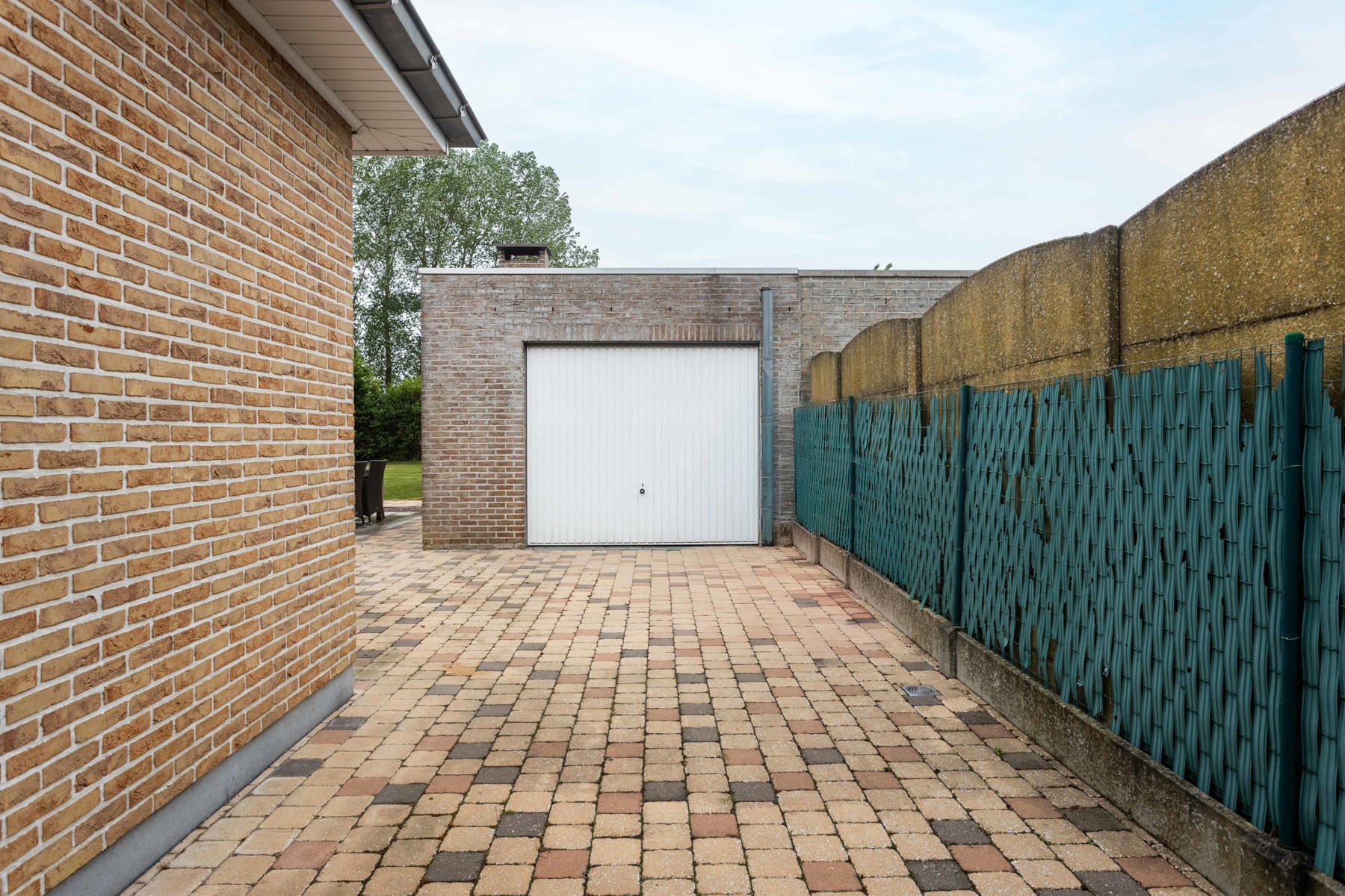 Instapklaar woning met 4 slpk, tuin + dub. garage foto 21