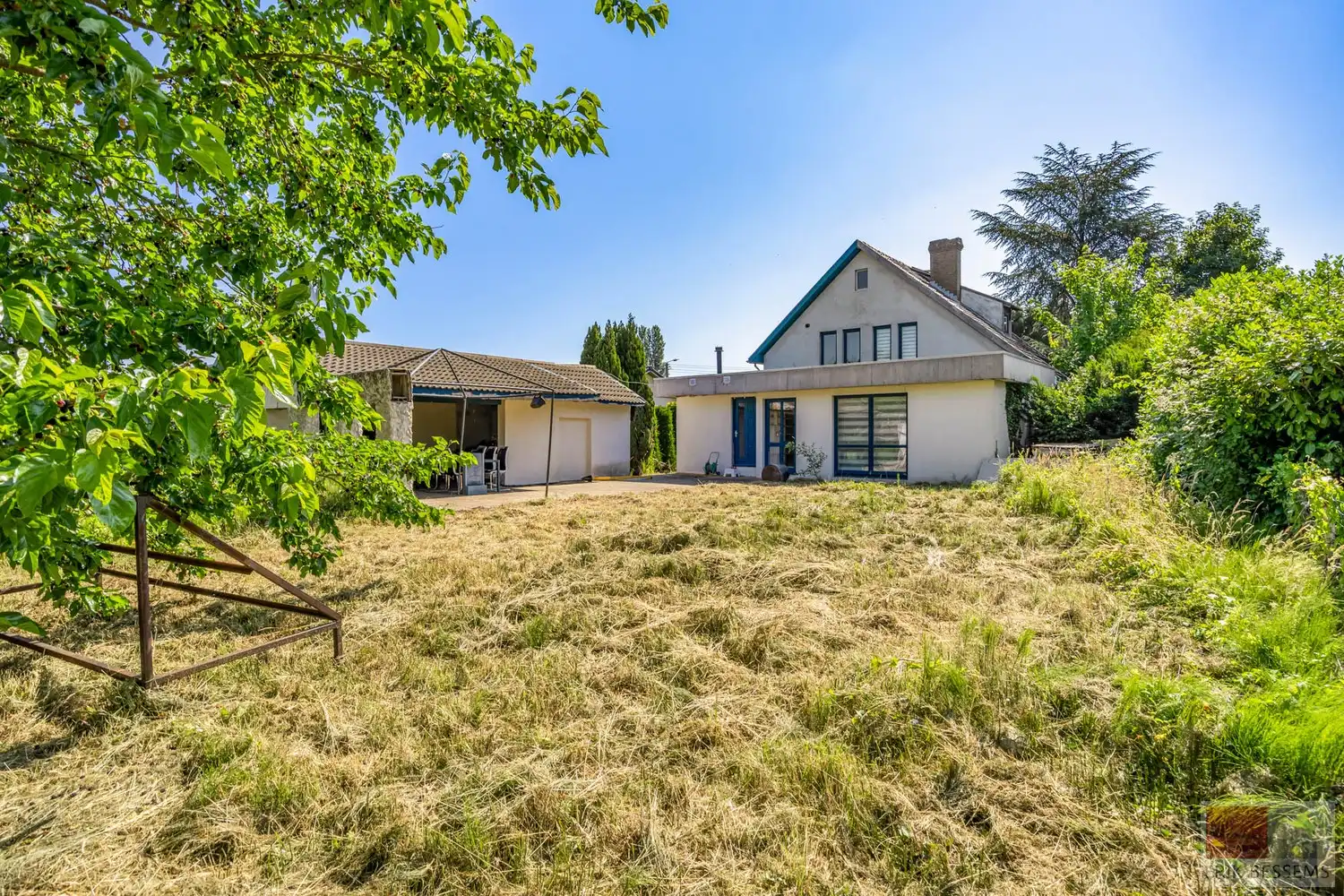 Op te frissen, vrijstaande woning met veel potentieel op royaal perceel van 1080 m², deze te moderniseren woning combineert een bewoonbare oppervlakte van 199 m² foto 28