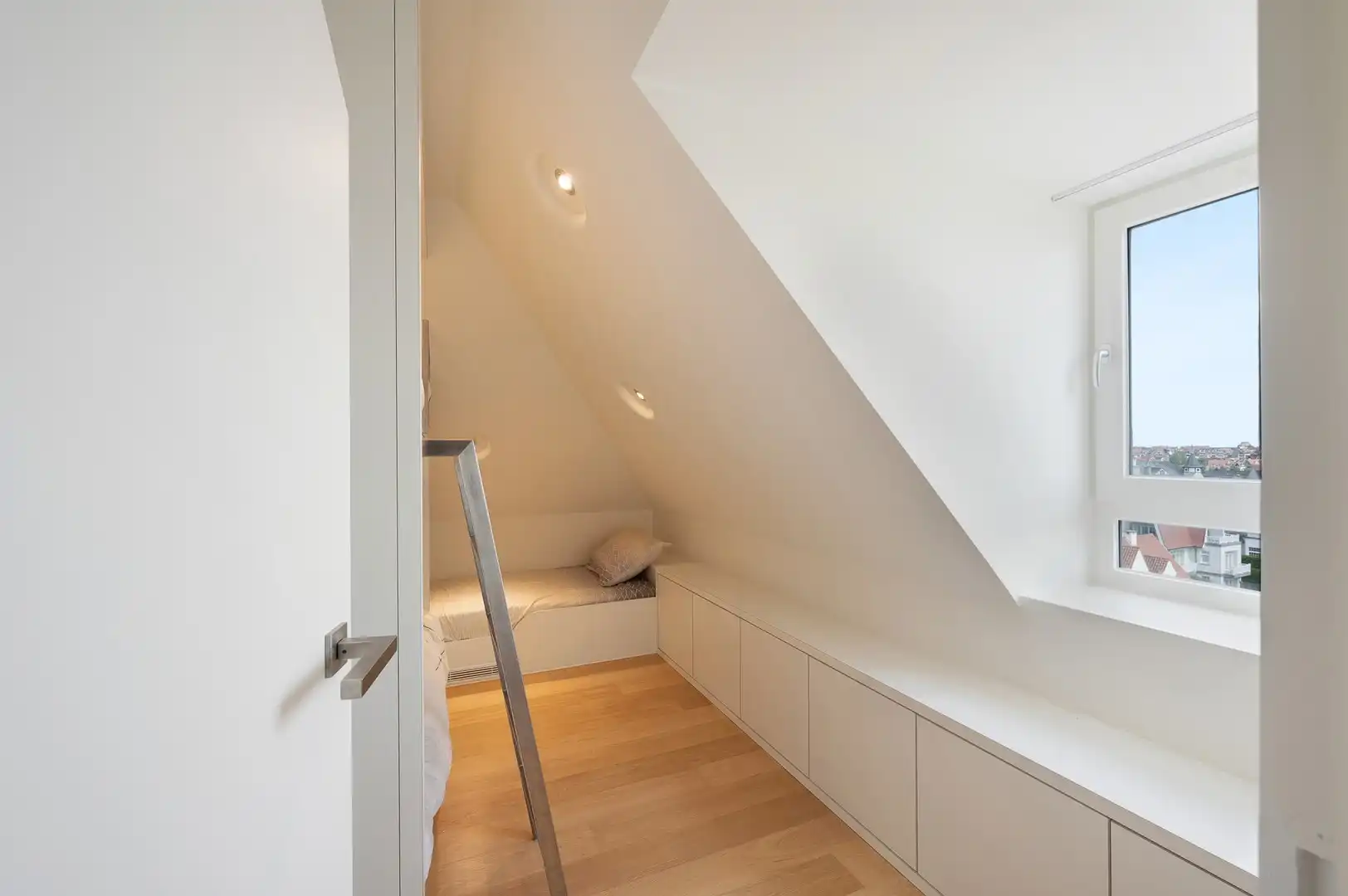 Sublieme zonnige penthouse met ruime terrassen en zijdelings zeezicht. foto 31