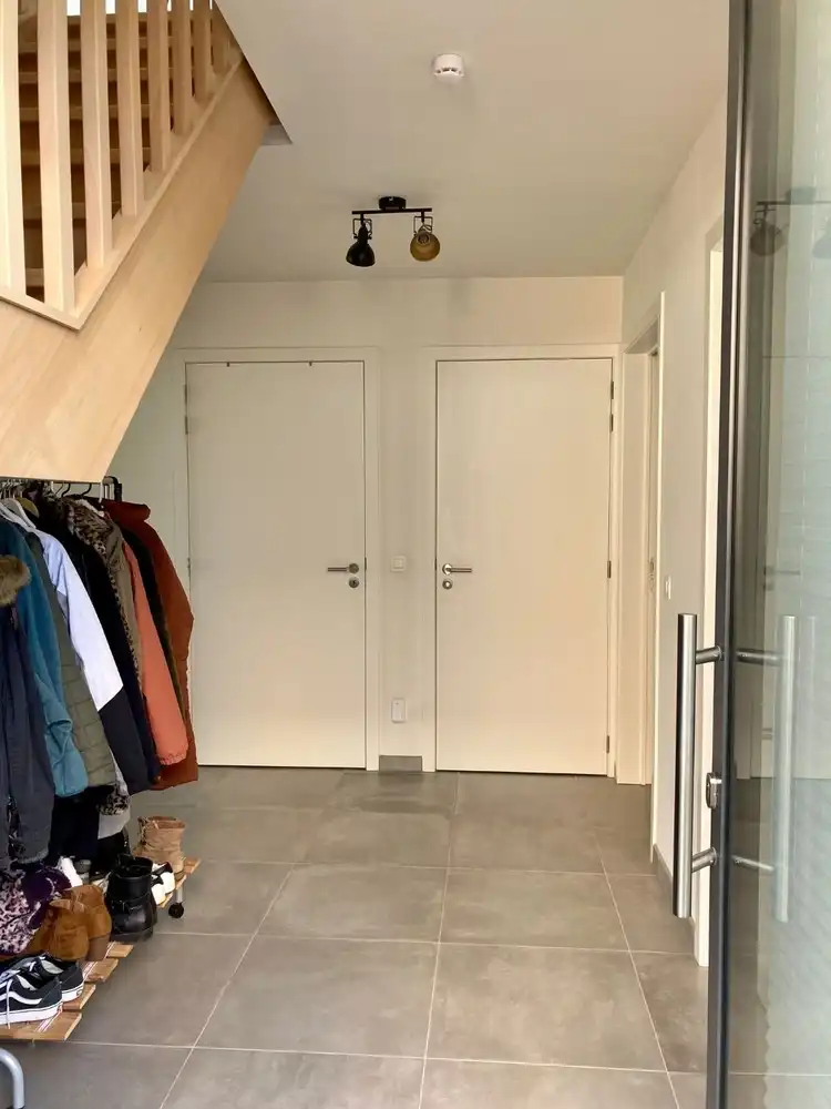Recente, energiezuinige woning met tuin en garage op een gunstige ligging foto 3