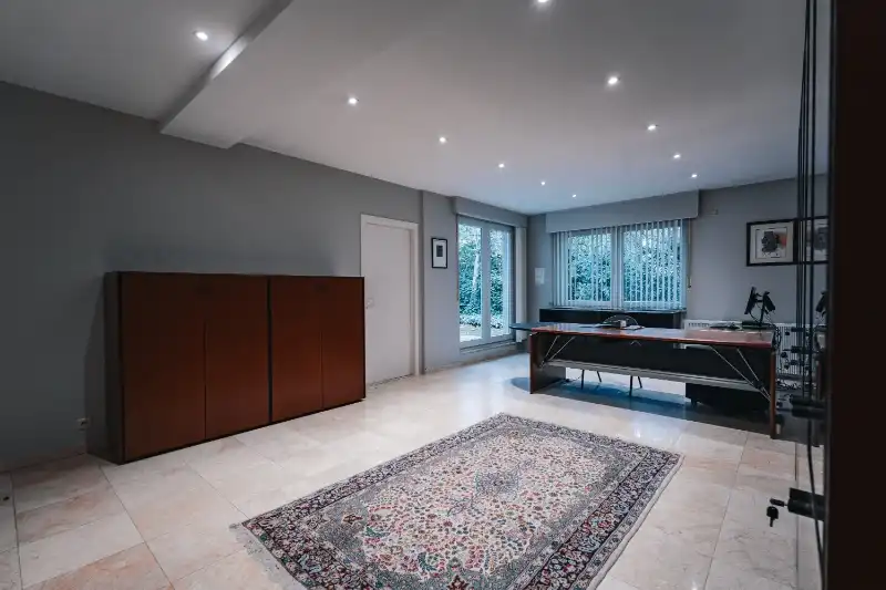 Ruim kantoor van 180 m2 met vlotte bereikbaarheid foto {{pictureIndex}}