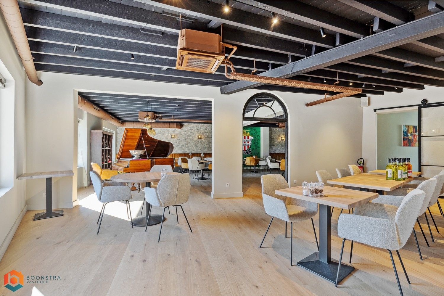 Grondig gerenoveerd handelsgelijkvloers met woonst en ruime parking foto 3